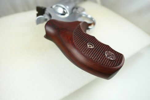 قبضة مسدس لإطار Smith & Wesson (S&W) K أو L مع مؤخرة مستديرة in Saudi Arabia