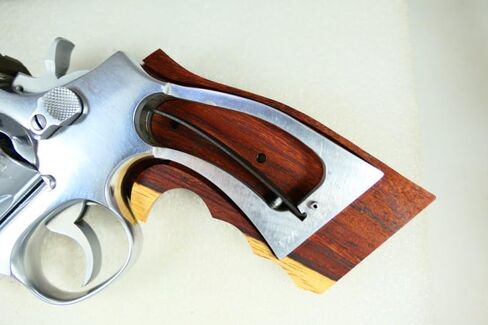 قبضة مسدس لإطار Smith & Wesson (S&W) K أو L بعقب مربع أو مستدير in Saudi Arabia