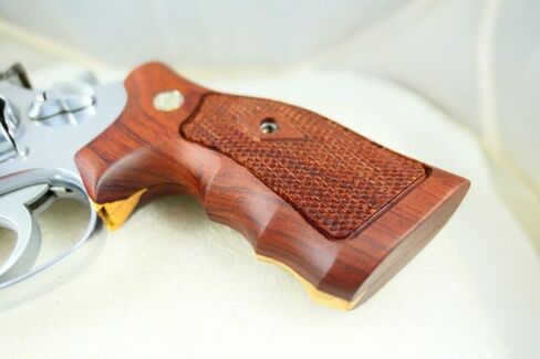 قبضة مسدس لإطار Smith & Wesson (S&W) K أو L بعقب مربع أو مستدير in Saudi Arabia