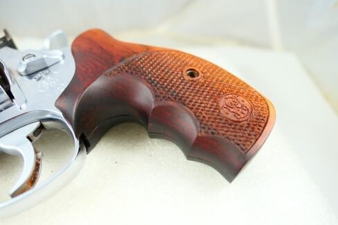 قبضة مسدس لإطار Smith & Wesson (S&W) K أو L مع مؤخرة مستديرة in Saudi Arabia