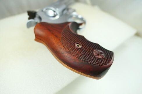 قبضة مسدس لإطار Smith & Wesson (S&W) K أو L مع مؤخرة مستديرة in Saudi Arabia