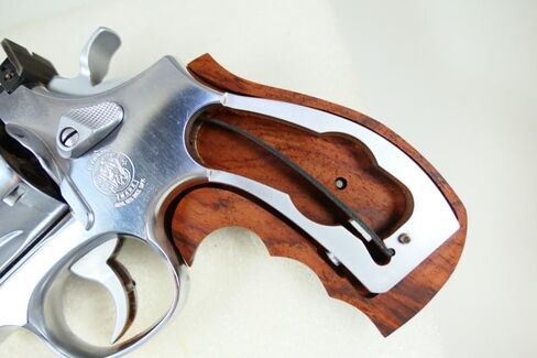 قبضة مسدس لإطار Smith & Wesson (S&W) K أو L مع مؤخرة مستديرة in Saudi Arabia