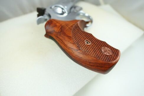 قبضة مسدس لإطار Smith & Wesson (S&W) K أو L مع مؤخرة مستديرة in Saudi Arabia