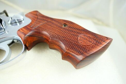 قبضة مسدس لإطار Smith & Wesson (S&W) K أو L بعقب مربع أو مستدير in Saudi Arabia
