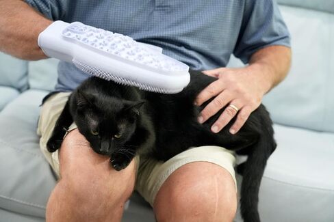 LickMitt® Dual-Sided Pet Mitt – For Spreadable Treats That Soothe & Comfort – Designed for Grooming & Shed Control – Encourages Licking & Bonding – BPA-Free, Easy-Clean Enrichment Tool for Dogs & Cats in Saudi Arabia