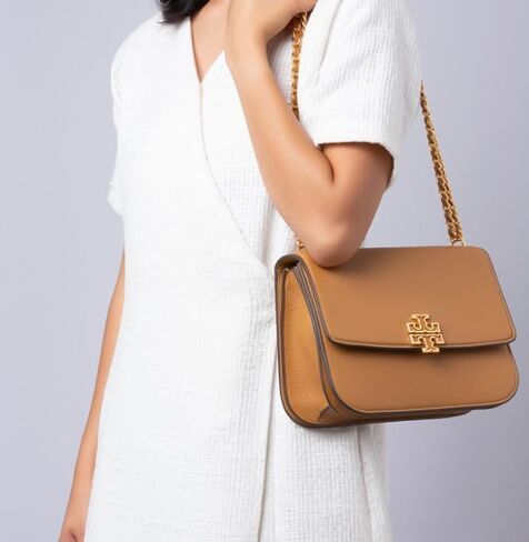 حقيبة كتف نسائية من Tory Burch 138724 Britten Tiramisu Tan مع أجزاء ذهبية من الجلد قابلة للتعديل in Kuwait