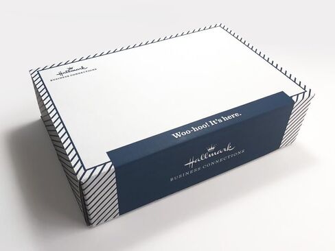 مجموعة من 25 بطاقة عطلات من Hallmark Business Bulk للموظفين والموظفين (غزال شكر دافئ في وشاح أحمر)، 5 × 7 بطاقات، رسالة بالداخل، متضمنة مظاريف in Saudi Arabia