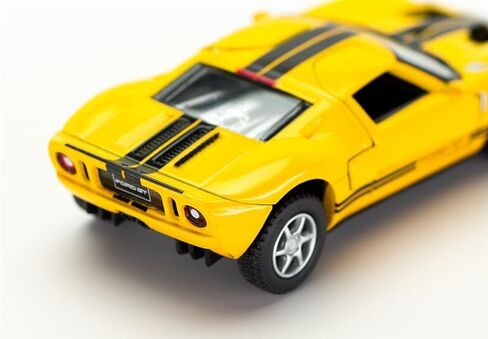 مجموعة من 4: سيارة فورد GT الرياضية مقاس 5 بوصات 2006 بمقياس 1:36 (أسود/أحمر/أبيض/أصفر) من كينسمارت in Saudi Arabia