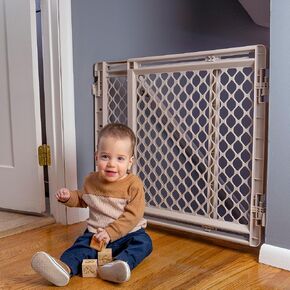 Toddleroo by North States Baby Gate for Stairs: Stairway Secure Gate. Fits Openings 27"-41" Wide. Safety Latch, Hardware Mount. Child Gates for Doorways. Made in USA. (27" Tall, Soft White) in Kuwait