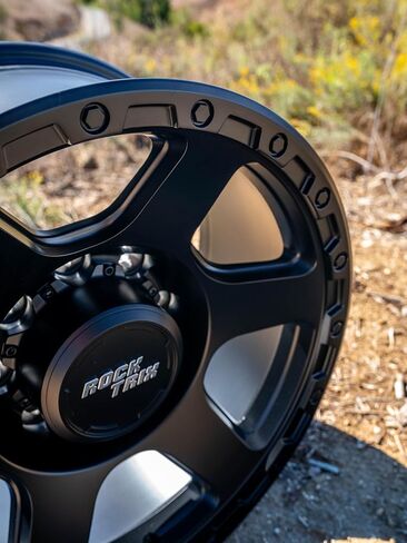 عجلة RockTrix RT112 مقاس 18 بوصة 8x165.1 8x6.5 متوافقة مع دودج رام 2500 (1994-2024)، 18x9 (-12 إزاحة، 4.5 مساحة خلفية)، فضي، تناسب أيضًا شيفروليه جي إم سي 2500 3500 in Kuwait