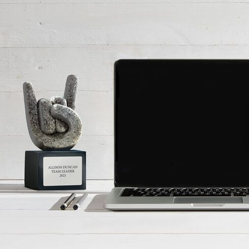 جائزة Baudville منقوشة خصيصًا لنجم الروك - حجر رمادي منحوت على قاعدة من الراتنج الأسود - تأتي مع صندوق هدايا أسود أنيق in Kuwait