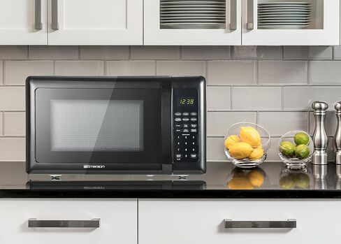 فرن ميكروويف إيمرسون MW1101W مع مؤقت وشاشة LED 1000 وات، 10 مستويات طاقة، 6 إعدادات مبرمجة مسبقًا، قرص دوار زجاجي قابل للإزالة مع قفل آمن للأطفال، 1.1 قدم مكعب. قدم، أبيض in Kuwait