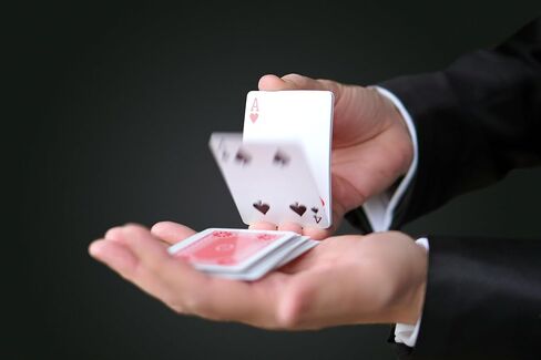 سحر مارفن - صندوق الحيل الفاخر المميز | مجموعة تنفيذية من الخدع السحرية | مجموعة سحرية للسحرة المبتدئين وذوي الخبرة | تشتمل مستلزمات الساحر على بطاقات سحرية غامضة وعملات ديناميكية in Kuwait