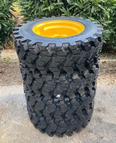 مجموعة من 4 إطارات شديدة التحمل 10-16.5 Forerunner SKS-9 انزلاقية على العجلات/الحافات (8 عروات) لنيو هولاند والمزيد - 10X16.5-12 PLY - جر جيد للثلج - مداس التنظيف الذاتي (SKS753 STYLE) in Kuwait
