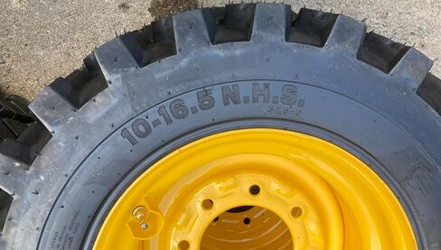 مجموعة من 4 إطارات شديدة التحمل 10-16.5 Forerunner SKS-9 انزلاقية على العجلات/الحافات (8 عروات) لنيو هولاند والمزيد - 10X16.5-12 PLY - جر جيد للثلج - مداس التنظيف الذاتي (SKS753 STYLE) in Kuwait