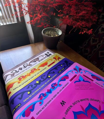 بساط ماجونج من النيوبرين للطاولة، بساط ماجونج مقاس 33 × 33 بوصة مع قواعد، بساط ماه جونغ مانع للانزلاق مع حقيبة حمل و3 نرد للبطاقة والبوكر واللوحة وألعاب البلاط والدومينو (أرجواني) in Kuwait