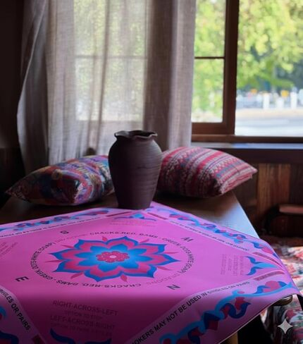 بساط ماجونج من النيوبرين للطاولة، بساط ماجونج مقاس 33 × 33 بوصة مع قواعد، بساط ماه جونغ مانع للانزلاق مع حقيبة حمل و3 نرد للبطاقة والبوكر واللوحة وألعاب البلاط والدومينو (أرجواني) in Kuwait