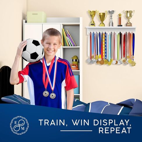 علاقة عرض ميدالية مع رف من EVERMORE، بيضاء مقاس 24 بوصة، رف عرض الكأس، 32 خطافًا ذهبيًا، مثبتة على الحائط، منظم جوائز رياضية in Saudi Arabia