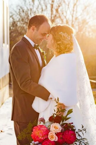 Bounzhi Women 's Wedding Faux Fur Shawl Wraps Bridal Wedding Scarf Stoles Faux Fur with brooch for Bride and Bridesmaids in Kuwait