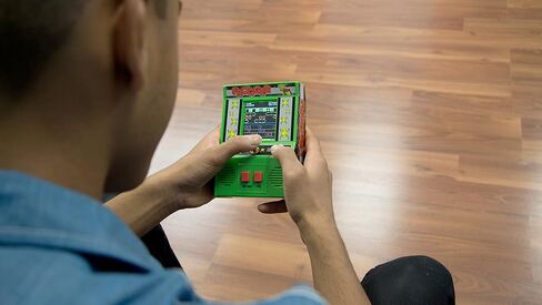 Arcade Classics - لعبة Frogger Retro المحمولة باليد لمدة 96 شهرًا إلى 180 شهرًا in Kuwait