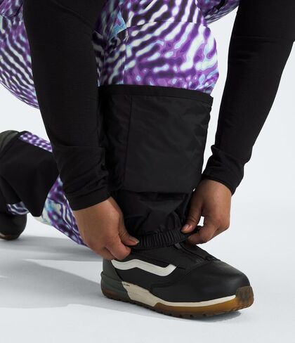 مريلة Freedom للسيدات من THE NORTH FACE (حجم قياسي وحجم كبير) - قصير، TNF أسود، X-Small in Kuwait