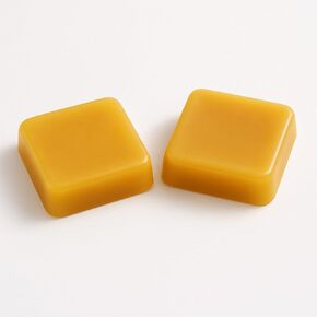 كتل شمع النحل النقي - صنعت في الولايات المتحدة الأمريكية، صنعت من قبل مربي النحل - قالب شمع العسل الطبيعي للحرف اليدوية، وأعمال الخشب، ومرطب الشفاه، وتوابل الحديد الزهر - جودة ممتازة، وصديقة للبيئة، وخالية من المواد الكيميائية (4 عبوات) in Kuwait