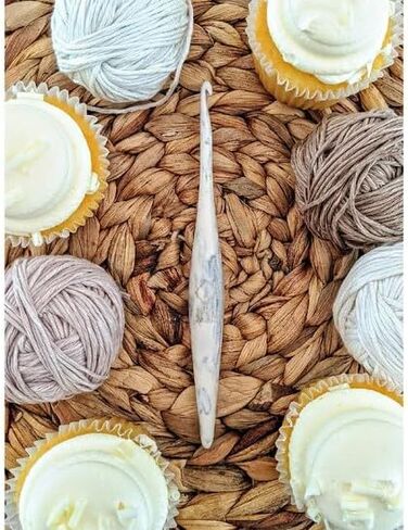 FURLS Streamline Swirl Cream Crochet Hook 7" (5.0 mm ( H )) in Kuwait