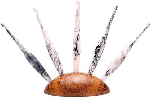 FURLS Streamline Swirl Cream Crochet Hook 7" (5.0 mm ( H )) in Kuwait