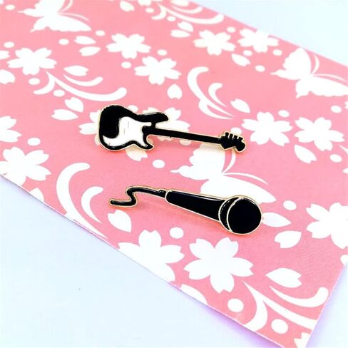 2 قطعة دبابيس مطلية بالمينا على شكل جيتار روك لطيف للميكروفون شارات موسيقى رائعة للحقيبة والملابس ودبابيس طية صدر السترة اكسسوارات هدايا مجوهرات، خليط معدني من الستيل، بدون احجار كريمة, سبيكة صلب, in Kuwait