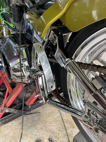 قوس حامل نقل لوحة الترخيص المنحنية لـ Harley-Davidson Breakout 2012-2025 - حامل علامة الصدمات/البكرة - خفيف الوزن، متين للغاية، مقاوم للصدأ in Kuwait