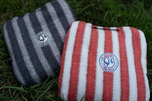العلامة التجارية الرسمية Slick Woody's Beer + أكياس Cornhole ذات العلم الأمريكي - أداء البطولة مملوء بالراتنج مع قماش للاستخدام الاحترافي مزدوج الجوانب - مجموعة من 8 قطع in Saudi Arabia
