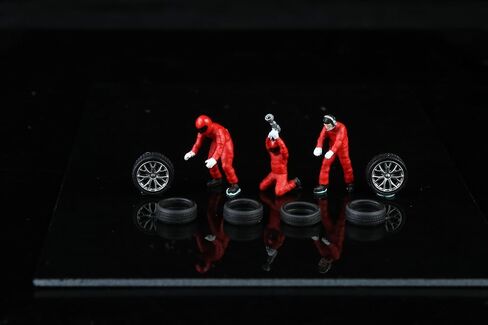 1/64 Scale Alloy Figures Set, 3 Garage Mechanic Miniatures with Tires and Wheels, Highly Detailed Diorama Accessories for Diecast Car Display Scene (B) in Saudi Arabia