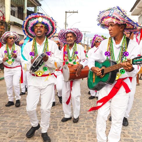مجموعتان من قلادات خرز ماردي جرا جامبو 50 انش و10 قطع متنوعة من قلادات الخرز المعدني لتزيين حفلات ماردي جراس للمهرجانات والاحتفالات والكرنفالات in Kuwait