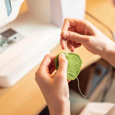 طقم إبر خياطة يدوية من الفولاذ المقاوم للصدأ 42 قطعة، 7 مقاسات إبر تطريز مع كشتبان ذهبي وخيوط إبرة، مجموعة إبر فضية للملابس والتطريز والحرف اليدوية in Kuwait