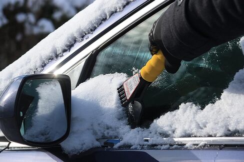 Emsco Group 1702-1AZ Bigfoot 9 "مكشطة ثلج مزدوجة الرأس - حجم صندوق قفازات السيارة - بولي إيثيلين، متنوع in Kuwait