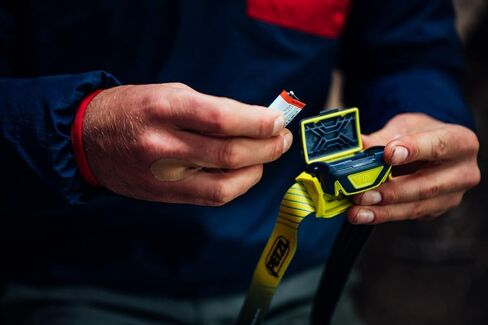 مصباح أمامي PETZL Tikka - ضوء مدمج 350 لومن مع إضاءة حمراء، للمشي لمسافات طويلة والتسلق والجري والتخييم - أزرق in Saudi Arabia
