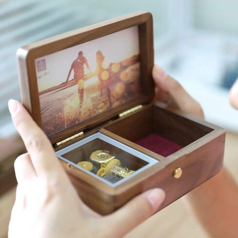 صورة مخصصة من Sinzyo صندوق الموسيقى الخشبي للمجوهرات You are My Sunshine صندوق موسيقي عتيق هدية لعيد الميلاد وأعياد الميلاد وعيد الحب (خشب الجوز) in Kuwait