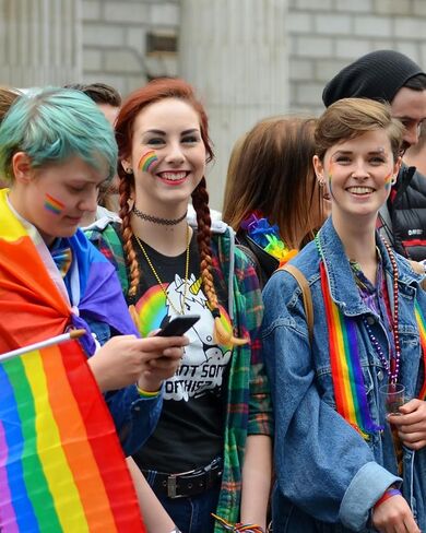 مجموعة طلاء الوجه برايد - طلاء الجسم بـ 6 ألوان قوس قزح مع عصا مكياج برايد وملصقات استنسل وسوار برايد - مثالية لموكب فخر المثليين واحتفالات شهر الفخر والحفلات in Kuwait
