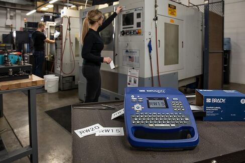 حزمة طابعة الملصقات المحمولة Brady M710 مع حافظة صلبة وخراطيش شريط سلسلة R6000، طباعة 3 بوصات في الثانية على الملصقات القوية in Saudi Arabia