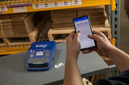 حزمة طابعة الملصقات المحمولة Brady M710 مع حافظة صلبة وخراطيش شريط سلسلة R6000، طباعة 3 بوصات في الثانية على الملصقات القوية in Saudi Arabia
