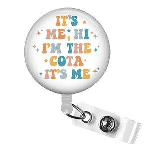 It's Me Hi I'm the COTA It's Me Badge Reel – Show your personality with humor in every rotation! Retractable ID Badge Holder for Certified Occupation Therapy Assistants, COTA Badge Reel, Swift Badge