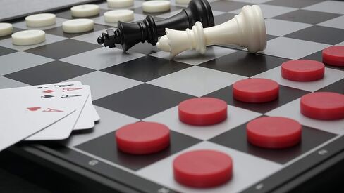 مجموعة الشطرنج والداما المغناطيسية مع أوراق لعب غير مغناطيسية، ألعاب لوحية متعددة للسفر للبالغين in Kuwait