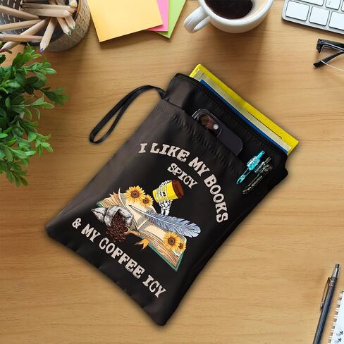 QYUVK I Like My Books Spicy and My Coffee غلاف كتاب من القماش الأسود القابل للغسل، هدايا حامية لغطاء الكتاب المضحك لمحبي القهوة، هدية كتابية، هدية نادي الكتاب، هدية أمين مكتبة دودة الكتب in Saudi Arabia