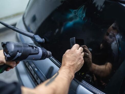 مجموعة تظليل النوافذ Avery Dennison NR Nano Ceramic IR المتوافقة مع Toyota Sienna 2021-2025 - حاجب شريط الزجاج الأمامي - 20% in Kuwait
