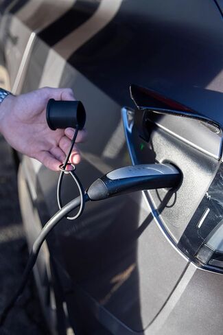 غطاء غبار بقابس شاحن EV من NACS مع حبل، سيليكون، أسود، يناسب شواحن NACS على طراز Tesla in Saudi Arabia