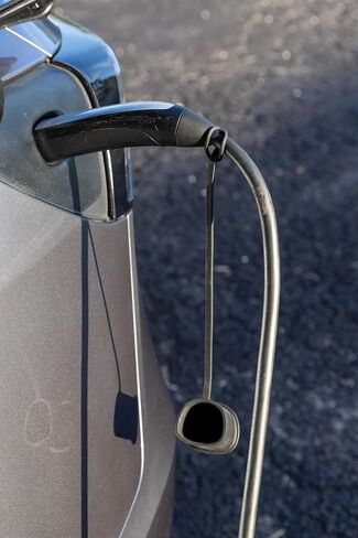 غطاء غبار بقابس شاحن EV من NACS مع حبل، سيليكون، أسود، يناسب شواحن NACS على طراز Tesla in Saudi Arabia