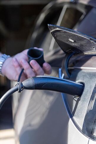 غطاء غبار بقابس شاحن EV من NACS مع حبل، سيليكون، أسود، يناسب شواحن NACS على طراز Tesla in Saudi Arabia
