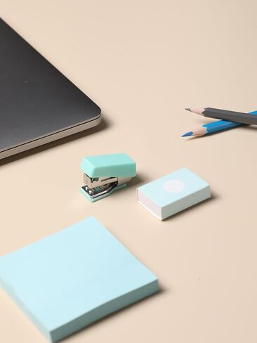 دباسة صغيرة ولطيفة مزودة بدبابيس، تصميم مريح للمكتب والمنزل والمدرسة، عملية بيد واحدة، أساسية للمكتب موفر للمساحة، أخضر نعناعي in Saudi Arabia