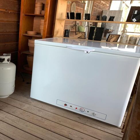 SMETA 12 فولت ثلاجة محمولة البروبان الفريزر RV الفريزر 110/12 فولت الصدر التخييم في الهواء الطلق الفريزر العميق الكهربائية LPG AC / DC 3-way امتصاص الغاز الصدر الفريزر برودة قبالة الشمسية لRV، 2.4 قدم مكعب، أسود مع قفل in Kuwait