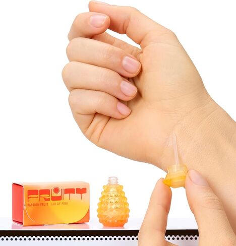 MGA's Miniverse - Make It Mini Fragrances Mini Collectibles (6 عبوات) حزمة عمياء، DIY، مستحضرات تجميل حقيقية، عطر، عنبر، خشبي، فاكهي، زهري، روائح منعشة، غير سامة، جامعي، 8+ in Kuwait